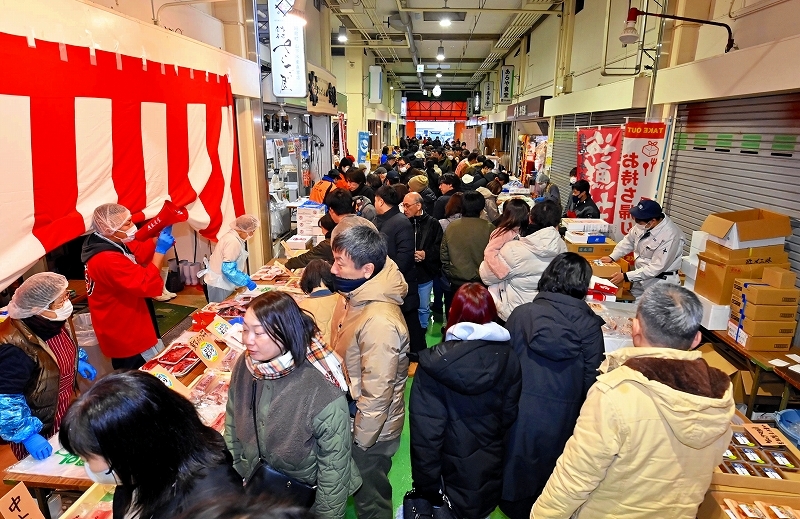 おせち用の食材を買い求める人でにぎわう「ふくい鮮いちば」＝12月29日、福井県福井市大和田1丁目