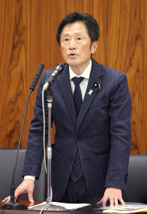 参院政治倫理審査会で弁明する自民党の井上義行氏＝２５日午前、国会内