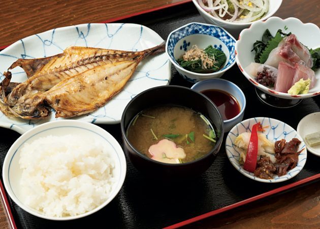 日替わりで干物と刺身がついた贅沢な定食「海幸膳」2,420円。 この日の干物は、皮はパリッと、身はやわらかく焼かれた風味豊かなアジ、刺身はメダイやワラサ。