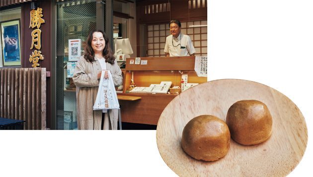 黒糖が香る皮に、甘さ控えめの小豆のこし餡。午前中で売り切れることもある。石井さんもお買い上げ。1個140円。