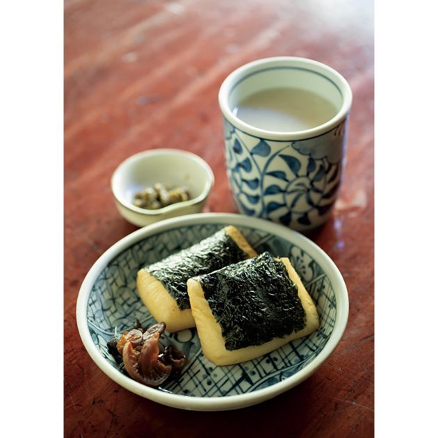 備長炭で焼いた餅に、醤油と海苔の香りが食欲をそそる「いそべ」600円。甘酒は1杯500円。