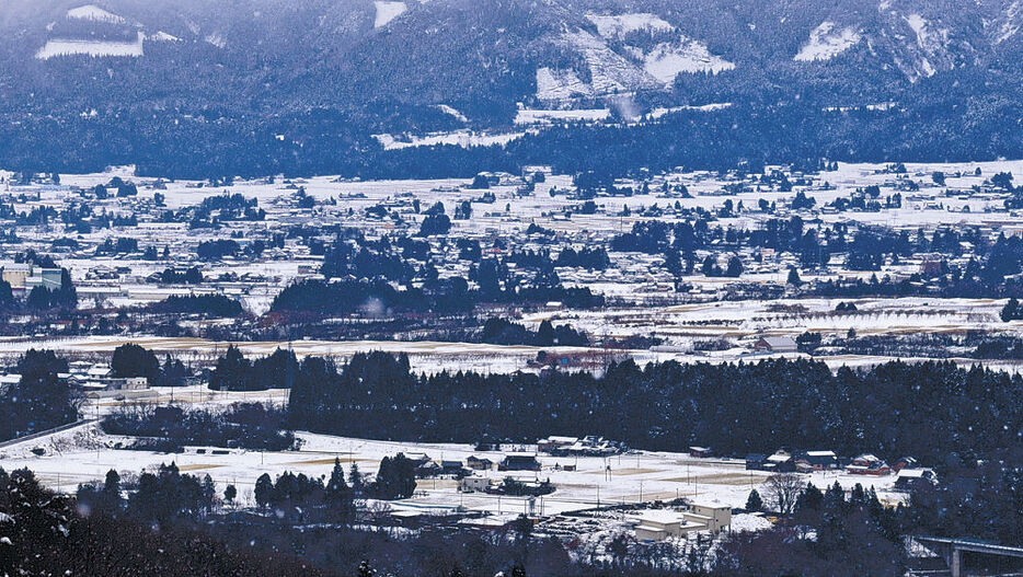 雪化粧した散居村＝南砺市才川七から