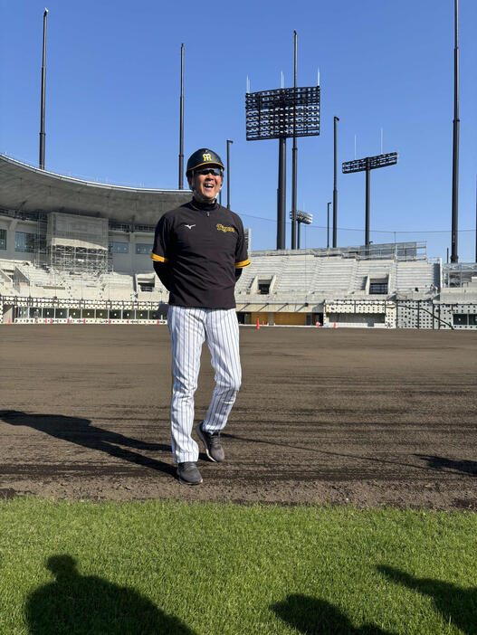 新球場のグラウンドを踏みしめて笑顔を見せる阪神平田勝男2軍監督（2024年11月14日撮影）