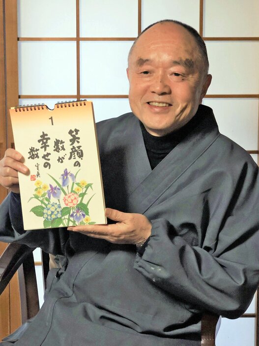 新作の日めくりを紹介する小籔住職（福知山市観音寺・観音寺）