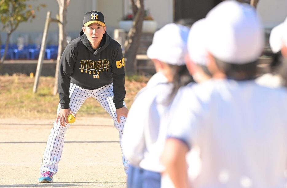 小学校の授業に参加した山田脩也（撮影・根本成）