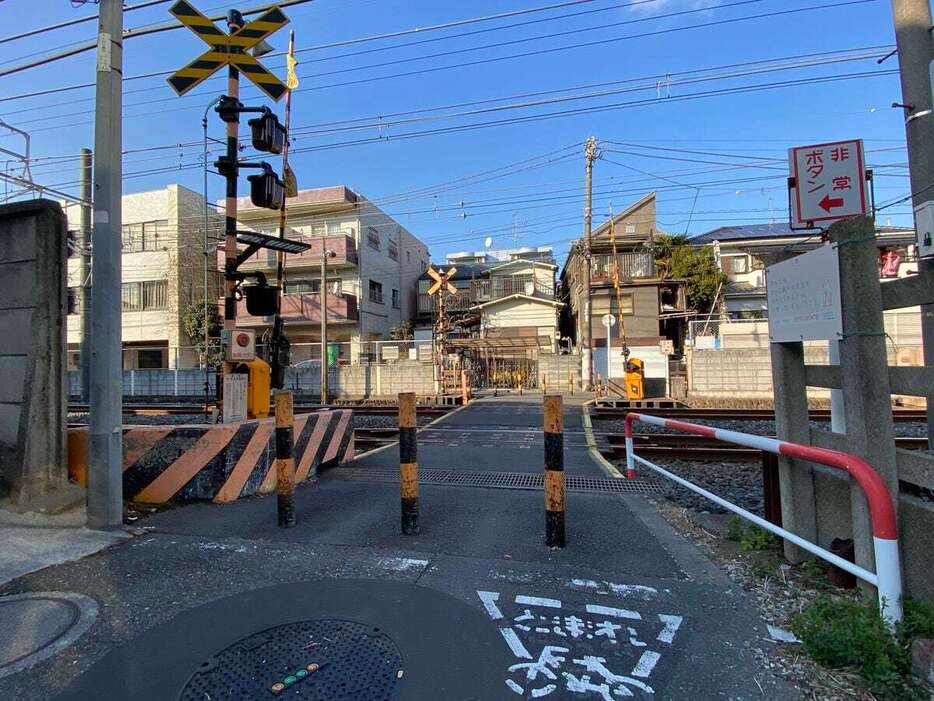 男性が列車にはねられて死亡した東武東上線の踏切＝2月10日、東京都板橋区（内田優作撮影）