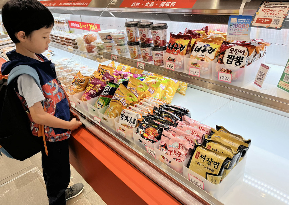 駅構内に設けられた韓国食品のコーナーに並ぶ即席麺や調味料＝2024年11月、川崎市