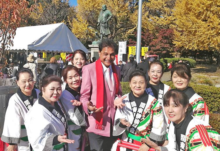 奄美島踊りの東京奄美会女性部とムガールさん