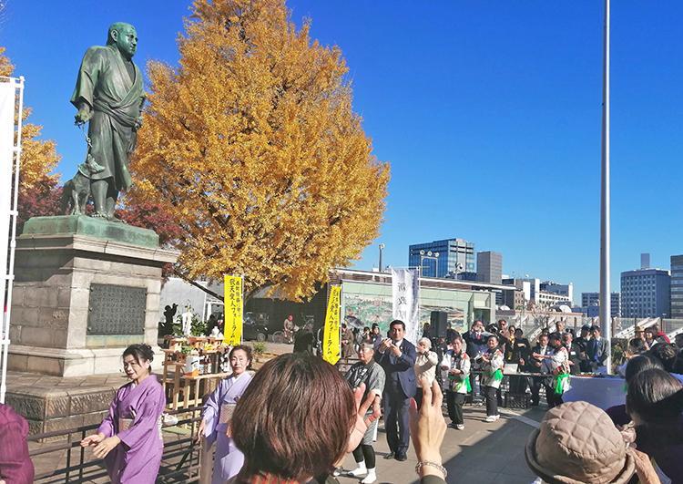 西郷像前で「鹿児島おはら」を奉納する参加者ら