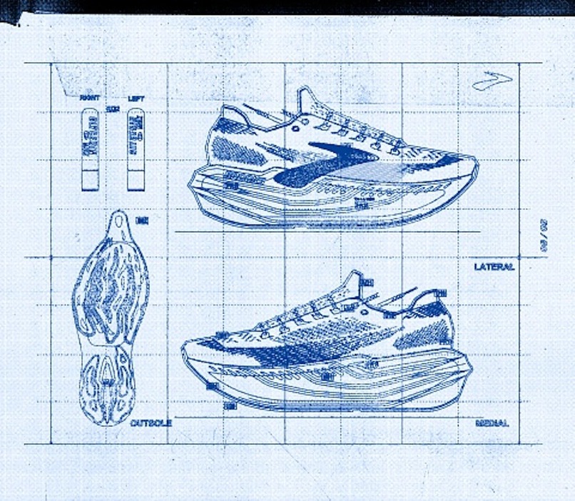 ミッドソールはブランド史上最厚。安定性を確保するためにソールの底面積が広くとられている