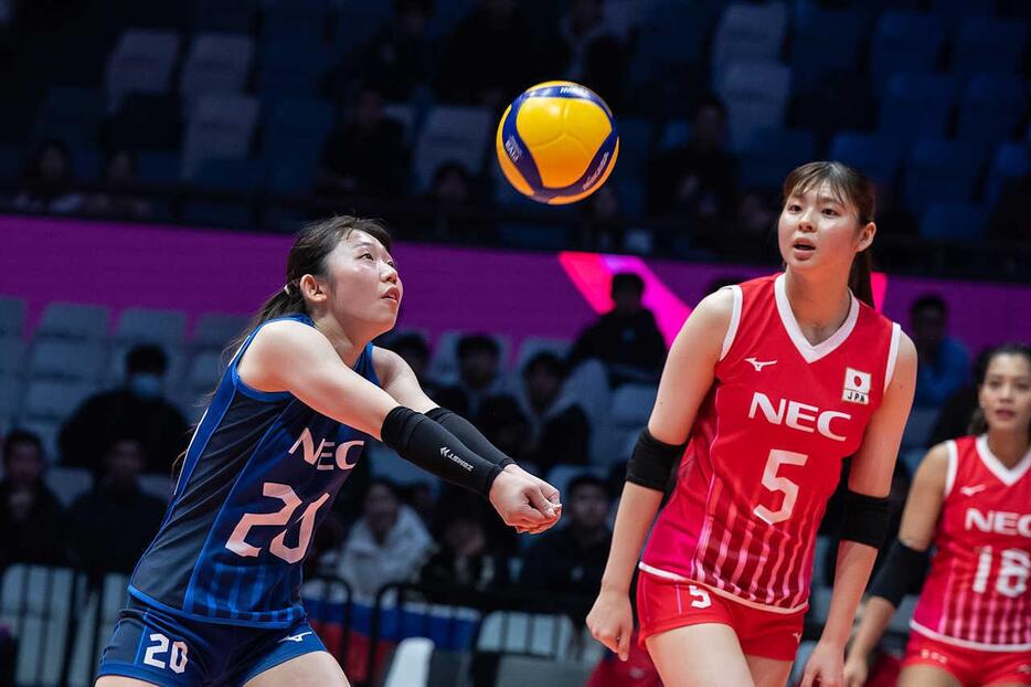 #20大工園彩夏（左）、#5山田二千華（NECレッドロケッツ川崎）【Photo：Volleyball World】