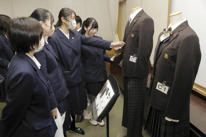 新たな制服サンプルを確かめる松山商業高の生徒