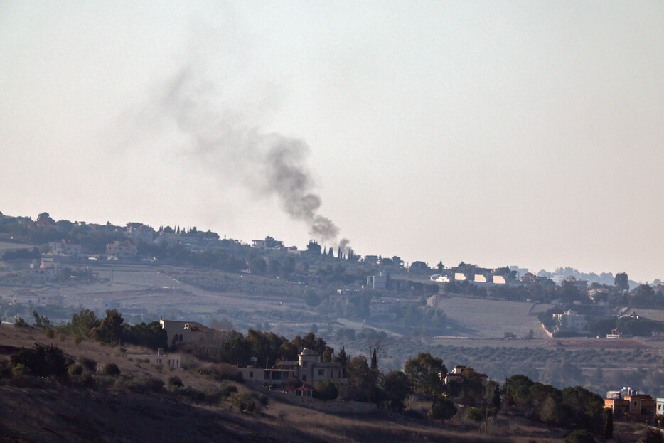 ２日、レバノン南部で、イスラエル軍の空爆を受けて立ち上る煙（ＥＰＡ時事）