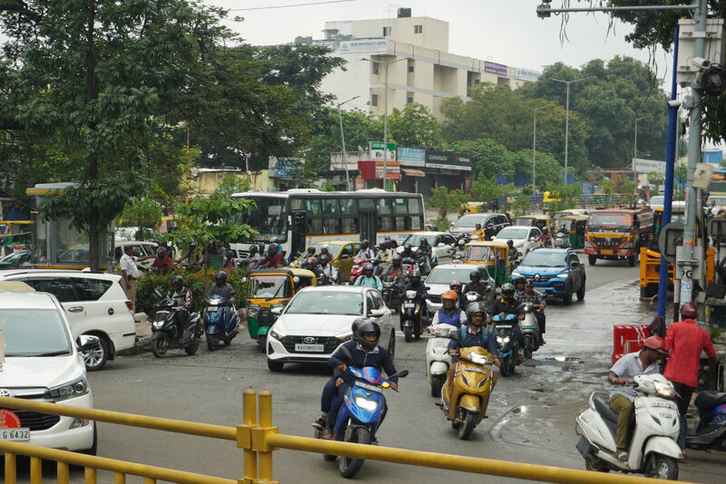 インド・バンガロール市内。バイクは重要な生活の足だ