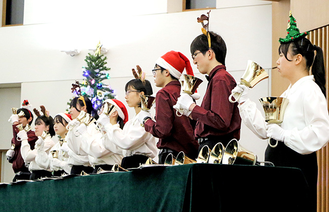 クリスマスソングなど心を癒やす音色を響かせたハンドベル部員たち＝山形市・山形学院高チャペル