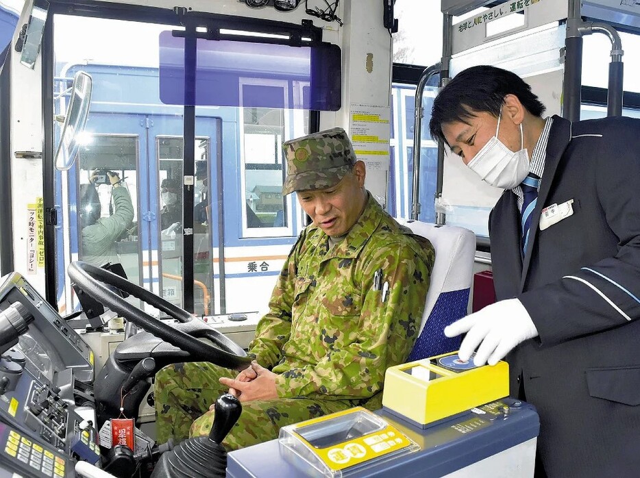 バスの運転を体験する自衛官（大津市で）