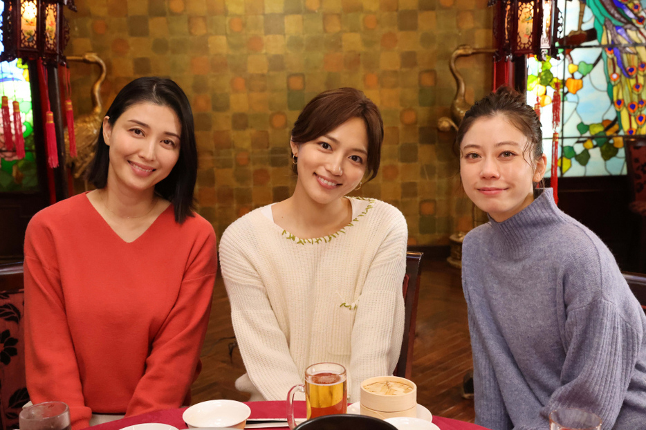 『アンサンブル』に出演する（左から）橋本マナミ、川口春奈、SUMIRE（C）日本テレビ