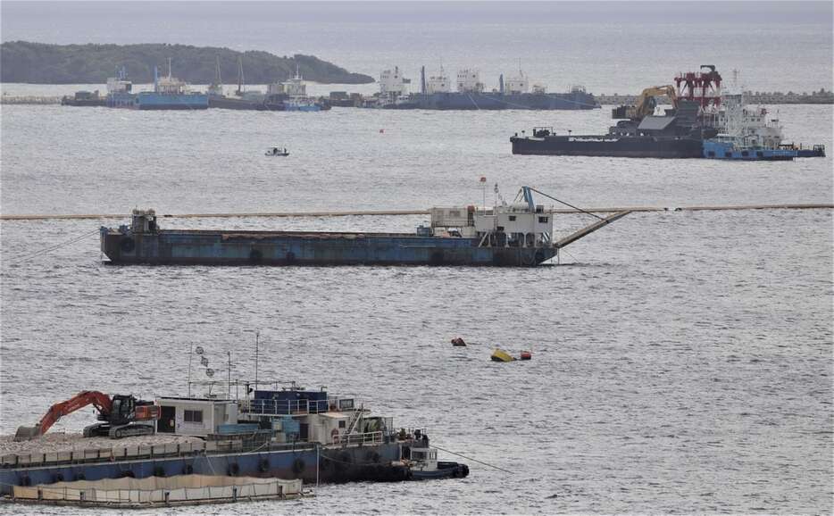 現場海域ではパワーショベルを載せた作業船から砂を投入していた＝28日午後1時46分、沖縄県名護市（大竹直樹撮影）