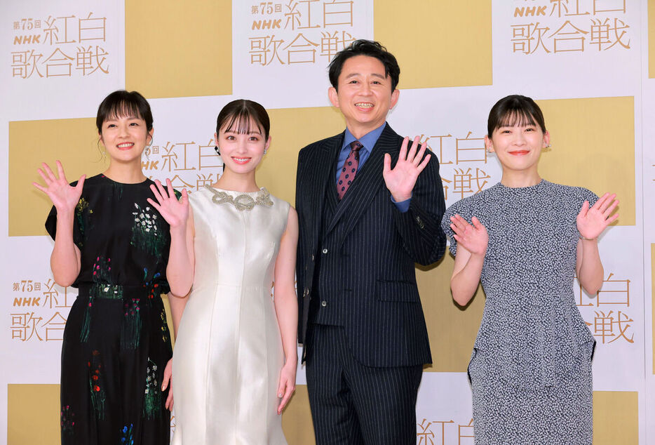 紅白歌合戦リハーサル取材に登場した　司会を担当する（左から）ＮＨＫ・鈴木奈穂子アナウンサー、橋本環奈、有吉弘行、伊藤沙莉（カメラ・小泉　洋樹）