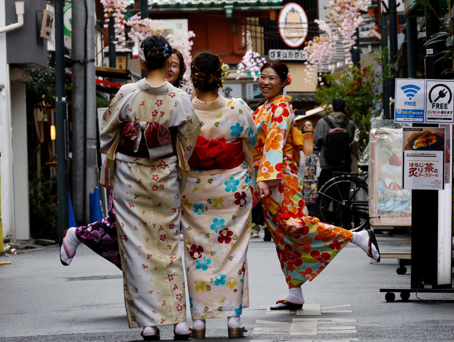 　１２月１８日、日本政府観光局（ＪＮＴＯ）が発表した１１月の訪日外国人客数は、前年比３０．６％増の３１８万７０００人だった。浅草で２０２３年３月撮影（２０２４年　ロイター/Kim Kyung-Hoon）