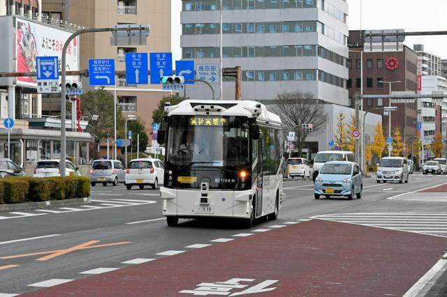 市街地を走る自動運転バス=2024年12月12日午後1時2分、鳥取市、富田祥広撮影