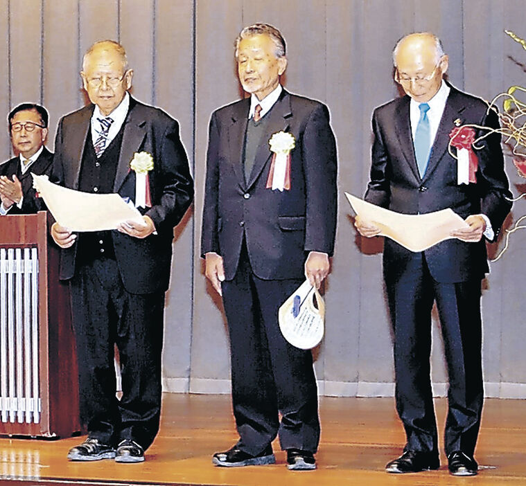 感謝状が贈られた歴代理事長＝高岡市の高岡商工ビル