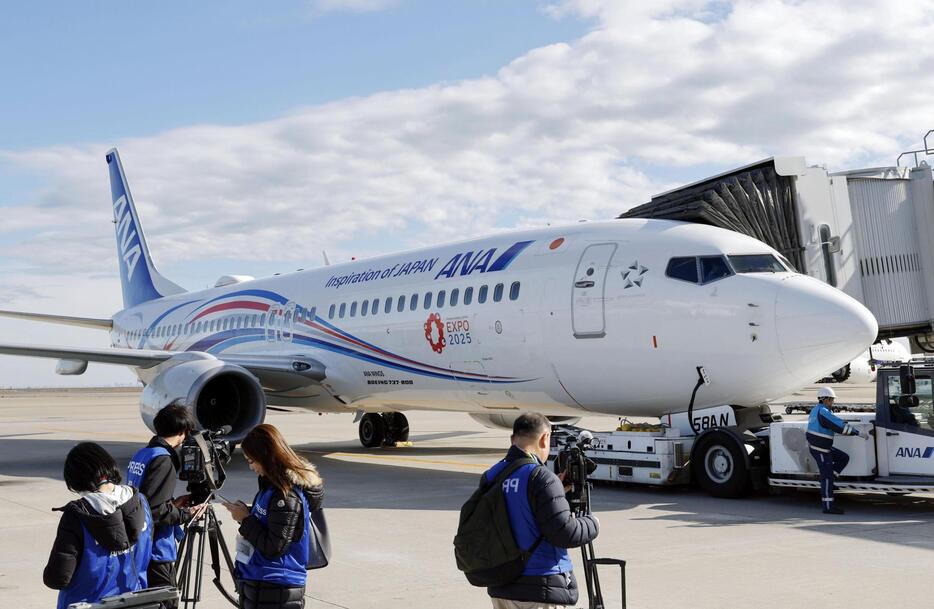 羽田空港で報道陣に披露された全日空の万博特別機「EXPO2025　ANA　JET」＝12日午前