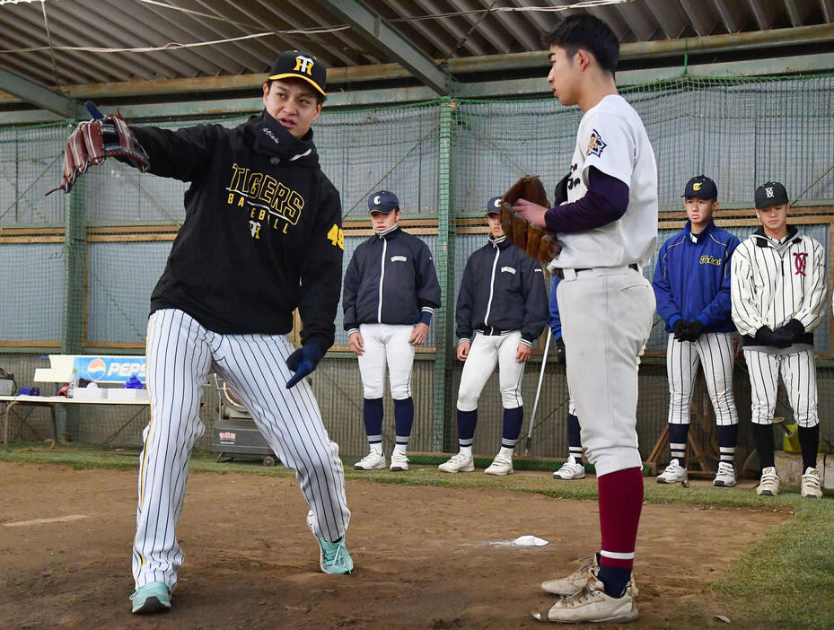 野球教室で地元の高校球児に指導する阪神大竹（撮影・岩下翔太）