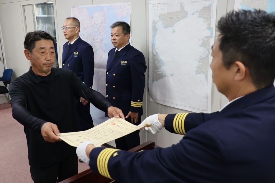 感謝状を受け取る小野さん(左端)=小松島市小松島町の徳島海上保安部