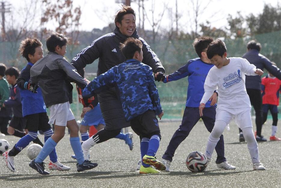 サッカークリニックで子どもたちと交流する清武（奥中央）