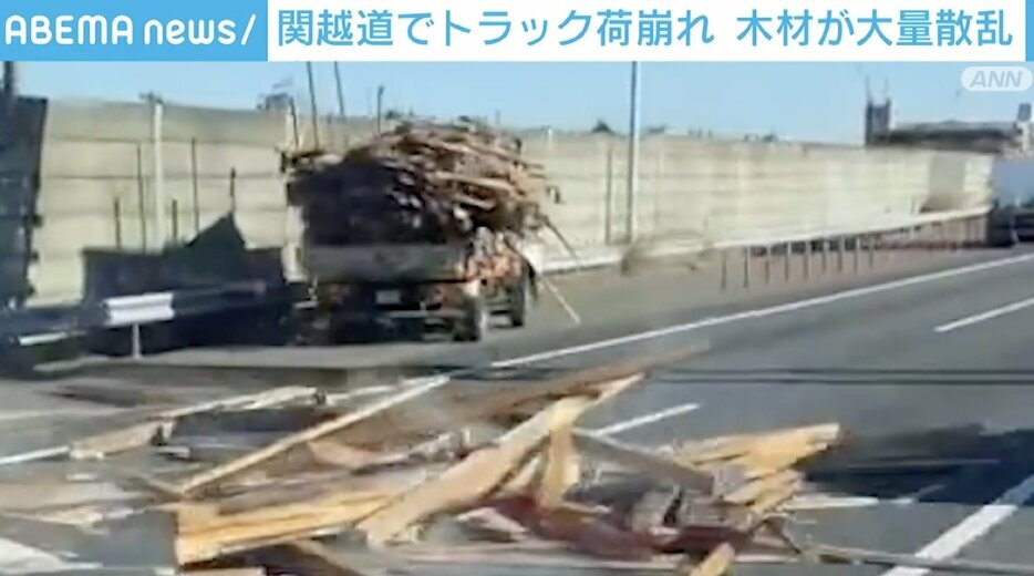 道路を塞ぐように散らばった木材