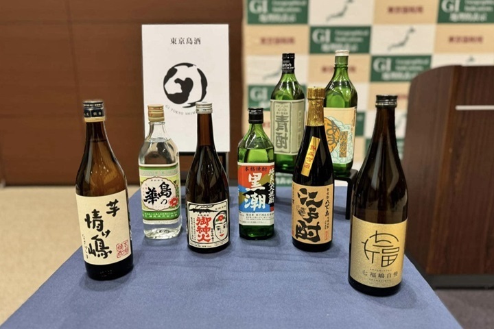 「東京島酒」の看板を背負う焼酎の数々