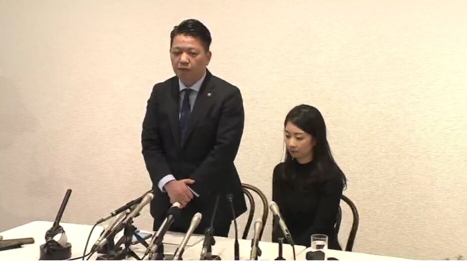 永野市長と会見に同席した妻