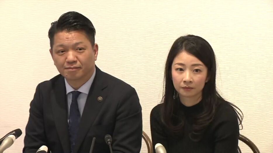 永野市長と会見に同席した妻