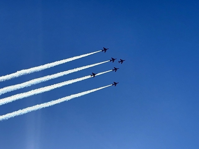 美浜町上空を飛行するブルーインパルス