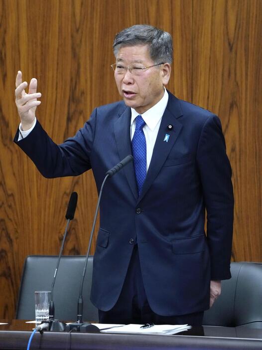 参院政治倫理審査会で答弁する自民党の衛藤晟一氏＝23日午後