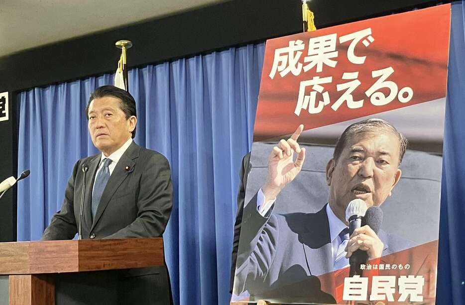 自民党の新たな政治活動用ポスターを発表する平井卓也広報本部長＝10日午後、東京・永田町（今仲信博撮影）