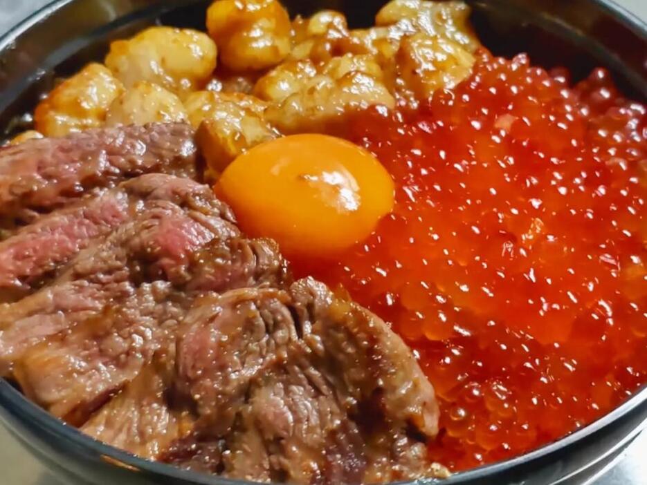 ランチタイムに提供する「A5ランクの和牛ステーキとイクラの丼」