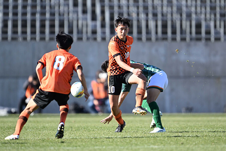 高川学園が独特なセットプレーからゴールを決めた【写真：徳原隆元】