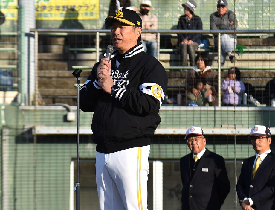 開会のあいさつをする小久保監督（撮影・只松憲）