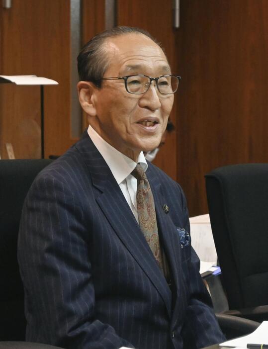 愛知県津島市役所で記者会見する日比一昭市長＝18日午後