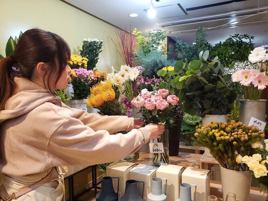 お薦めのバラを説明する「BOTERO florist戸越銀座店」店長の近藤咲希さん