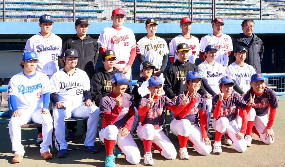 野球教室に参加した小学生らと記念撮影するプロ野球静岡県人会の選手たち