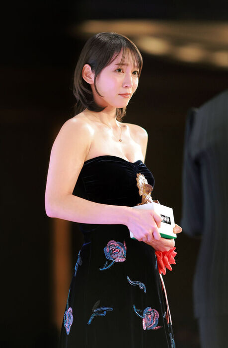 助演女優賞を受賞した吉岡里帆。ブロンズ像を受け取ると、感極まった表情に（カメラ・小泉洋樹）