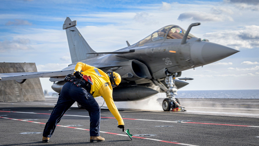 発艦間近のラファールM戦闘機（画像：フランス海軍）