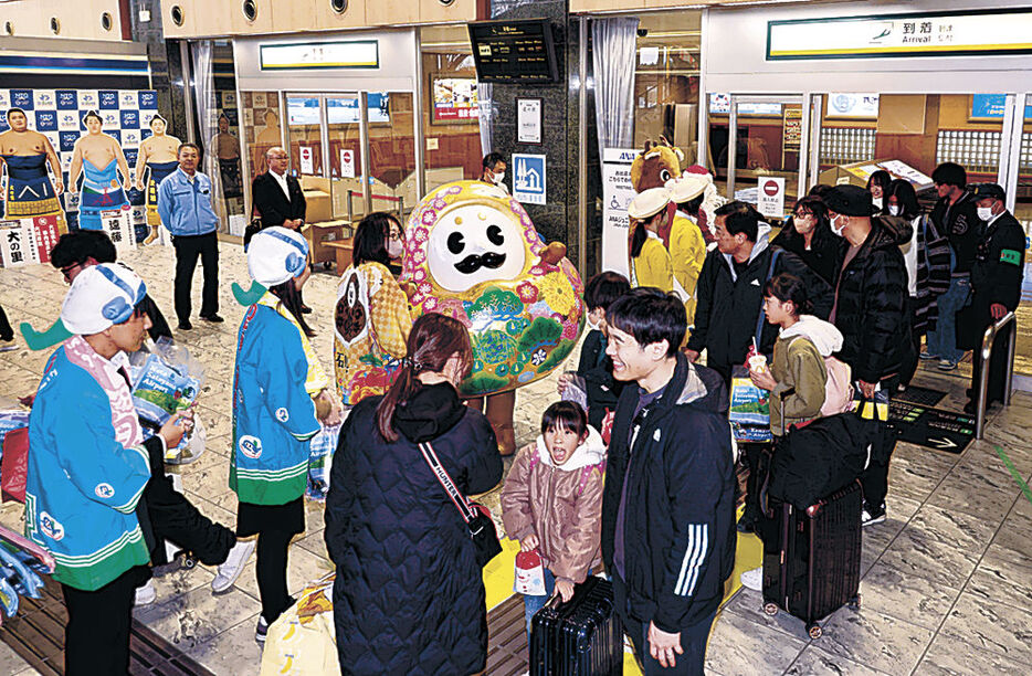 東京からの到着客を多くの人が出迎えた