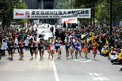 一斉にスタートする各校の選手たち（１月２日、東京・大手町の読売新聞社前で）