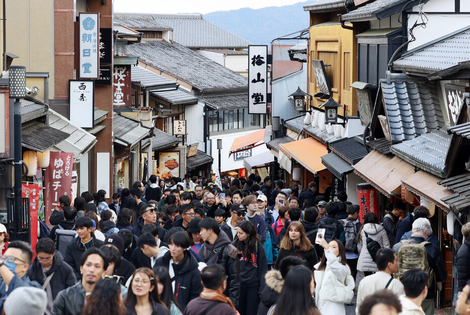 日本政府観光局が１８日発表した１～１１月の訪日外国人数（推計値）は、計３３３７万９９００人だった。１カ月を残し、過去最多だった２０１９年の年間累計（３１８８万人）を上回った＝１１月撮影、京都市東山区