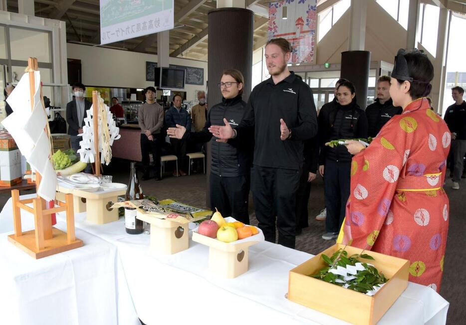 宿泊業者らがスキー場のにぎわいと無事故を祈った安全祈願祭=妙高市田切