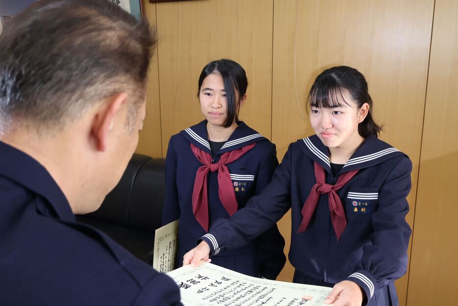 感謝状を受け取る(右から)桑村さんと橋本さん=徳島板野署